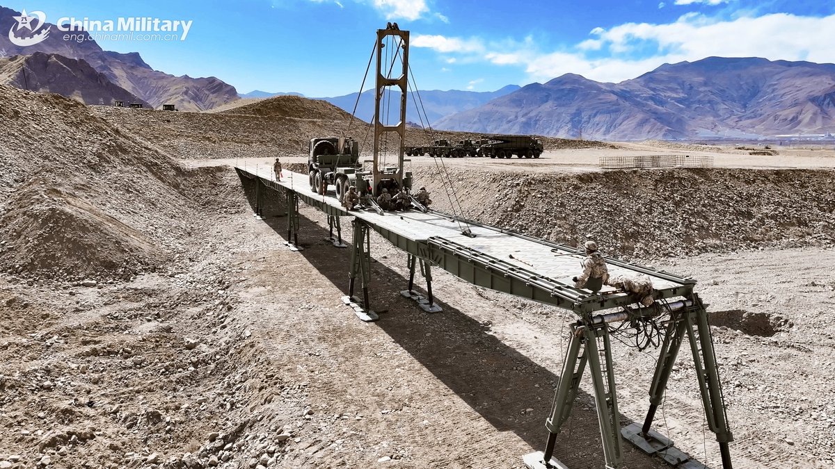 ChinaMilBugle's tweet image. Road-building Assessment: #Photos show soldiers assigned to Chinese People&apos;s Armed Police (#PAP) Force conducting road construction and maintenance operations involving multi-type engineer vehicles in late April, 2025. #Chinamilitary