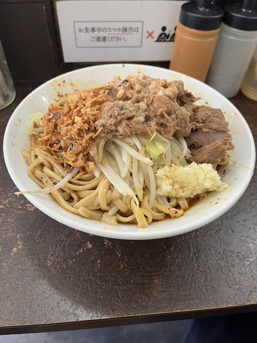 69ra_men's tweet photo. 今日は「ぶたけん。」で最近ハマってるT.A.Rの汁なし変更を食べたんだけど、盛り付ける人によって辛さが違うね！
今日は胡椒の風味が強くて一口目からいつもよりインパクトが強くて「美味っ！」ってなった！
辛くない時も美味いけど辛い時は味が強くて脳が揺れる🫨 https://t.co/vpK53v6dwA