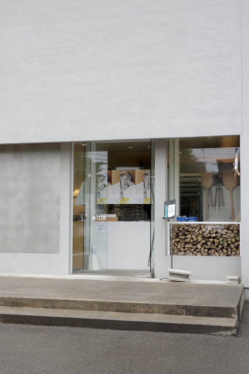 全国から訪れる人も多い石川県の人気パン屋「NiOR（二オール）」が圧巻だった🥖ガラス張りの外観にインテリアショップみたいに並ぶパンの数々はまるで美術館のよう！中でも渦巻き型のエスカルゴが美味しすぎた😋金沢旅行にぜひ！