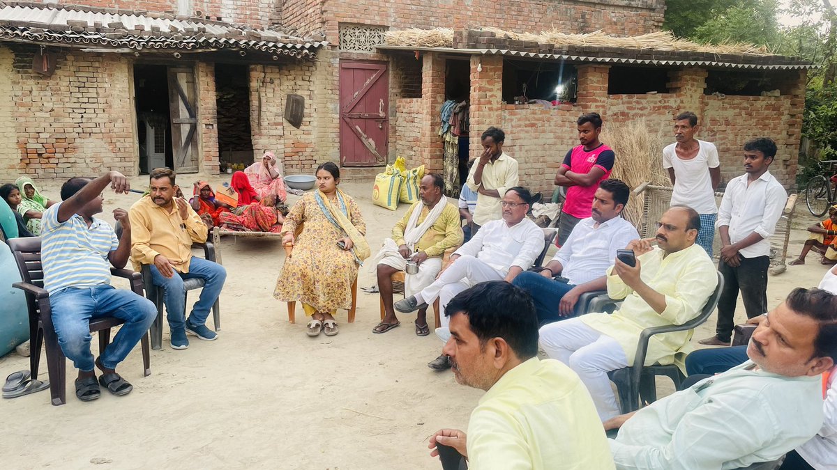 आज दिनांक 3/05/2025 को हमारे विधानसभा सेवापूरी के ग्रामसभा डोमेला में जीत नारायण बिंद जी के बेटे का रोड एक्सीडेंट में निधन हो जाने पर आज उनके आवास जाकर अपनी शोक संवेदना व्यक्त की |

आप की बेटी 
अदिति सिंह पटेल 
<a href="/narendramodi/">Narendra Modi</a> <a href="/PMOIndia/">PMO India</a> <a href="/myogiadityanath/">Yogi Adityanath</a> <a href="/BJP4UP/">BJP Uttar Pradesh</a> <a href="/BJP4India/">BJP</a>