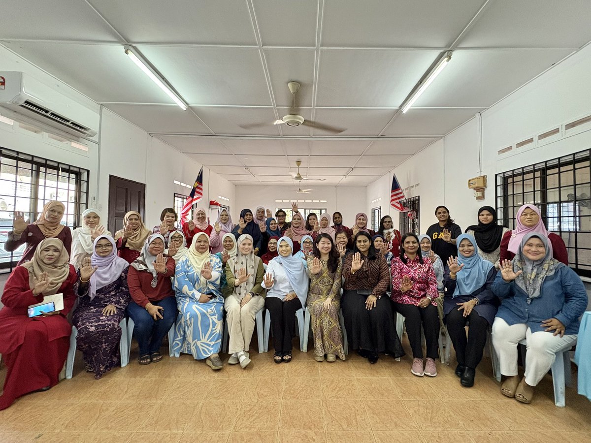 dayahRH's tweet photo. Usai pertemuan di Negeri Sembilan, kami terus ke Melaka untuk sesi pertemuan bersama Wanita KEADILAN dari seluruh Cabang Melaka.

Alhamdulillah, satu pertemuan yang ringkas namun sarat dengan makna dan semangat dari kakak-kakak saya. 

#NurhidayahCheRose
#WanitaKEADILAN https://t.co/qoMxfn41ri