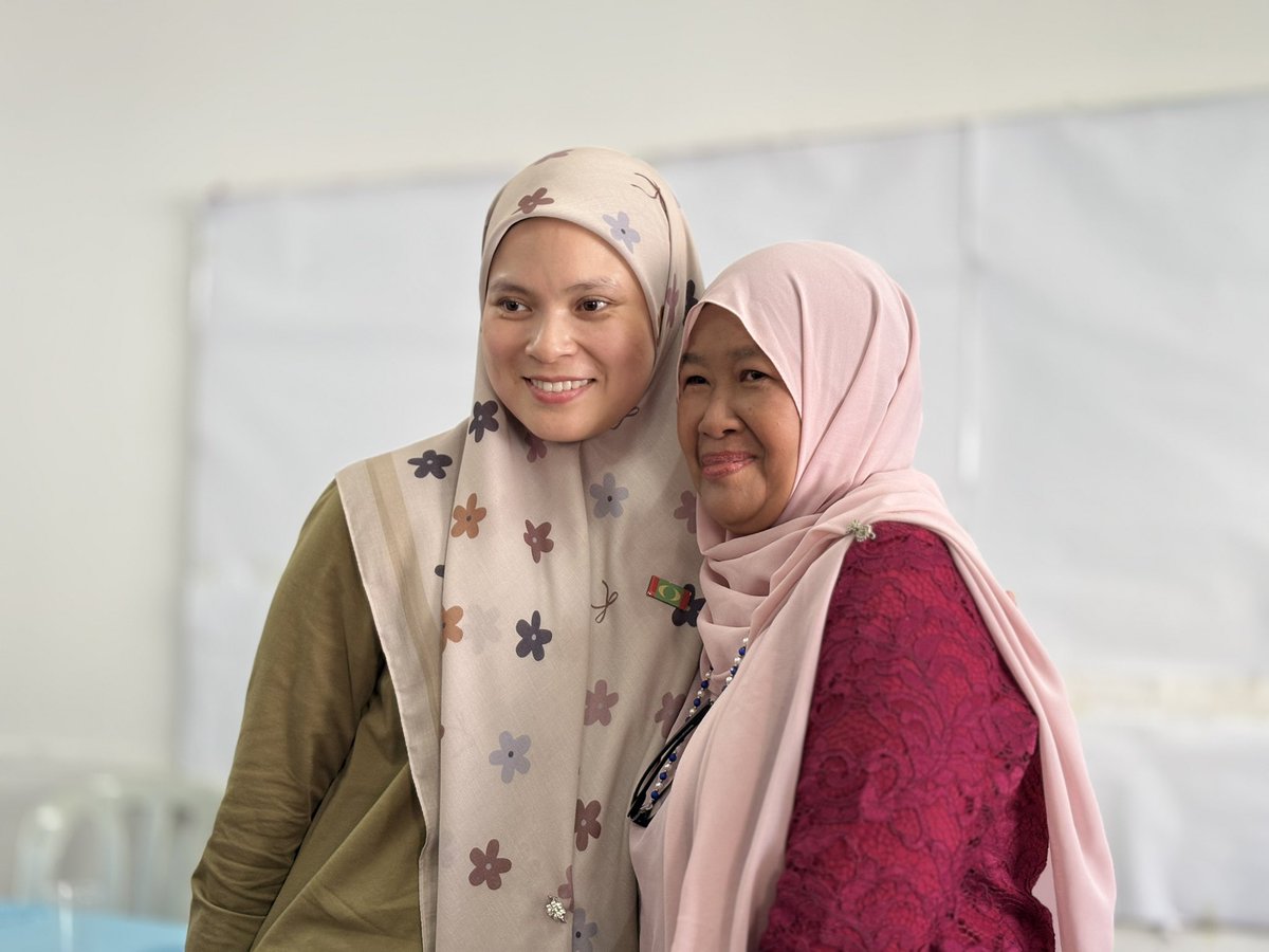 dayahRH's tweet photo. Usai pertemuan di Negeri Sembilan, kami terus ke Melaka untuk sesi pertemuan bersama Wanita KEADILAN dari seluruh Cabang Melaka.

Alhamdulillah, satu pertemuan yang ringkas namun sarat dengan makna dan semangat dari kakak-kakak saya. 

#NurhidayahCheRose
#WanitaKEADILAN https://t.co/qoMxfn41ri