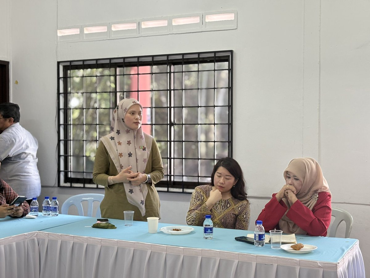 dayahRH's tweet photo. Usai pertemuan di Negeri Sembilan, kami terus ke Melaka untuk sesi pertemuan bersama Wanita KEADILAN dari seluruh Cabang Melaka.

Alhamdulillah, satu pertemuan yang ringkas namun sarat dengan makna dan semangat dari kakak-kakak saya. 

#NurhidayahCheRose
#WanitaKEADILAN https://t.co/qoMxfn41ri