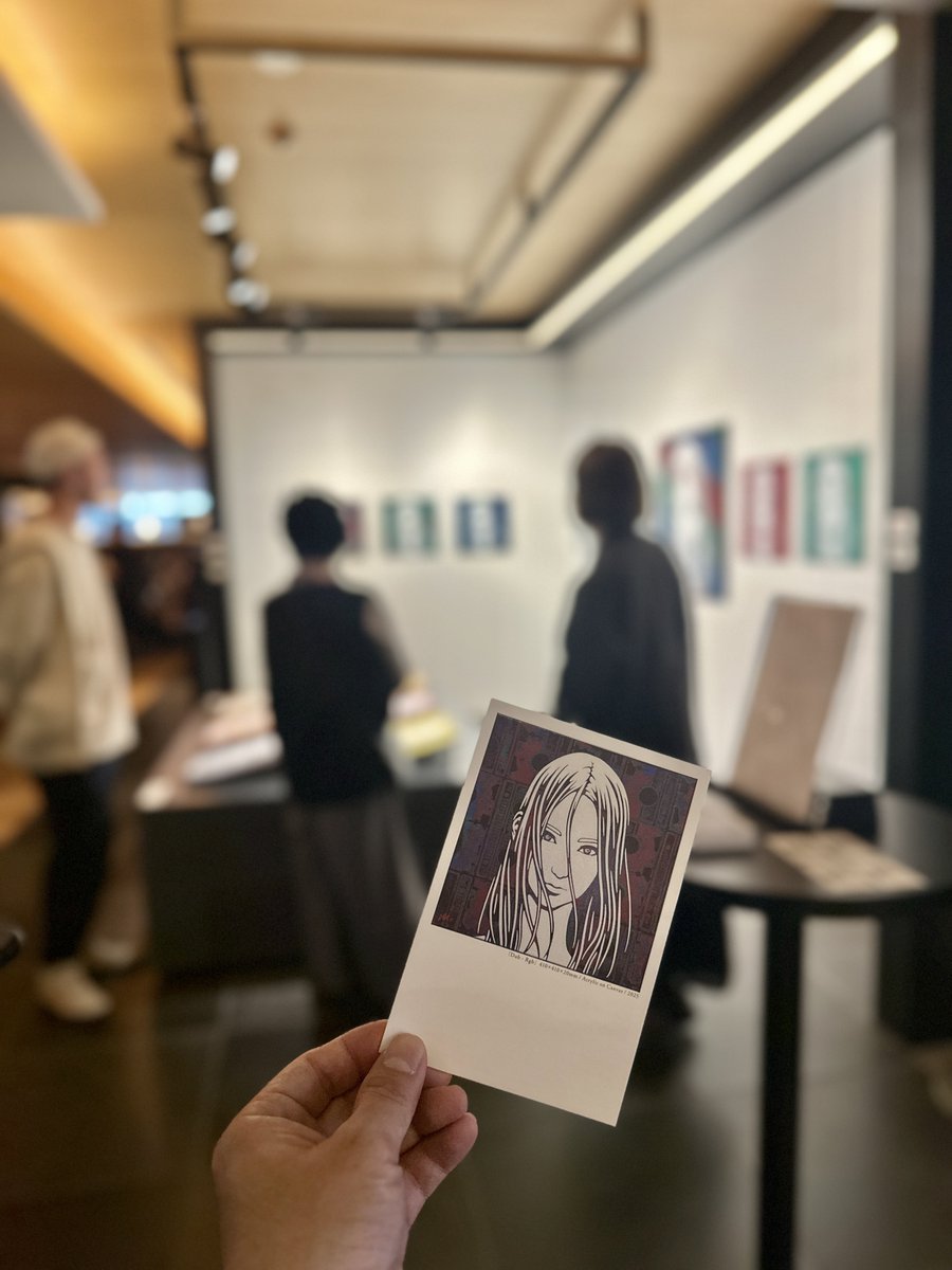 銀座SIXの蔦屋アートウォールにて今日からスタート、Hogalee <a href="/Hogalee/">Hogalee</a> くんの個展『Dub』へ。
VHSビデオテープのスタンプによる背景の上に、ステンシルを使用して描かれる女性がダビングされていて、TSUTAYAという展示会場とリンクする。