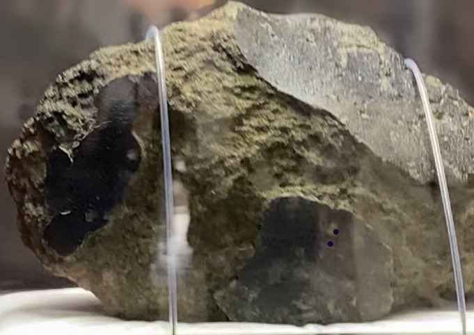 グラスさんを泣かせた火星の石は、今現在万博の日本館で見れますﾖ…！！めっっっちゃデカいです……（世界最大級らしくラグビーボールくらいある）日本では初の一般公開だそうで、海外でもこのサイズのものを見るのは難しいそうです。あと小さな火星の石を何個か触れます めっっっちゃツルツルしてる