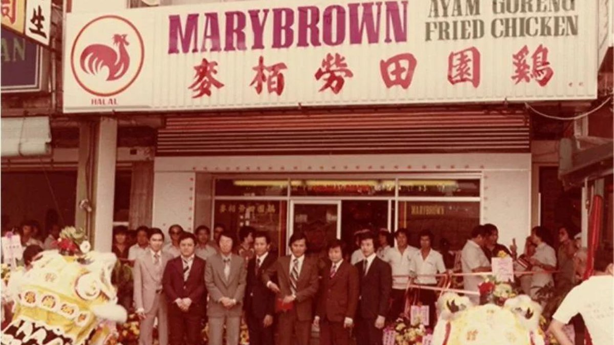 umarmaggi's tweet photo. In 1981, a young Malaysian couple buka satu kedai kecik kat Johor Bahru.

44 years later (today):

500+ outlets.
15+ countries.
Hundreds of millions revenue !

Ini cerita Marrybrown.

Malaysia’s biggest fast food empire 🧵 https://t.co/KK7f7MFTaj