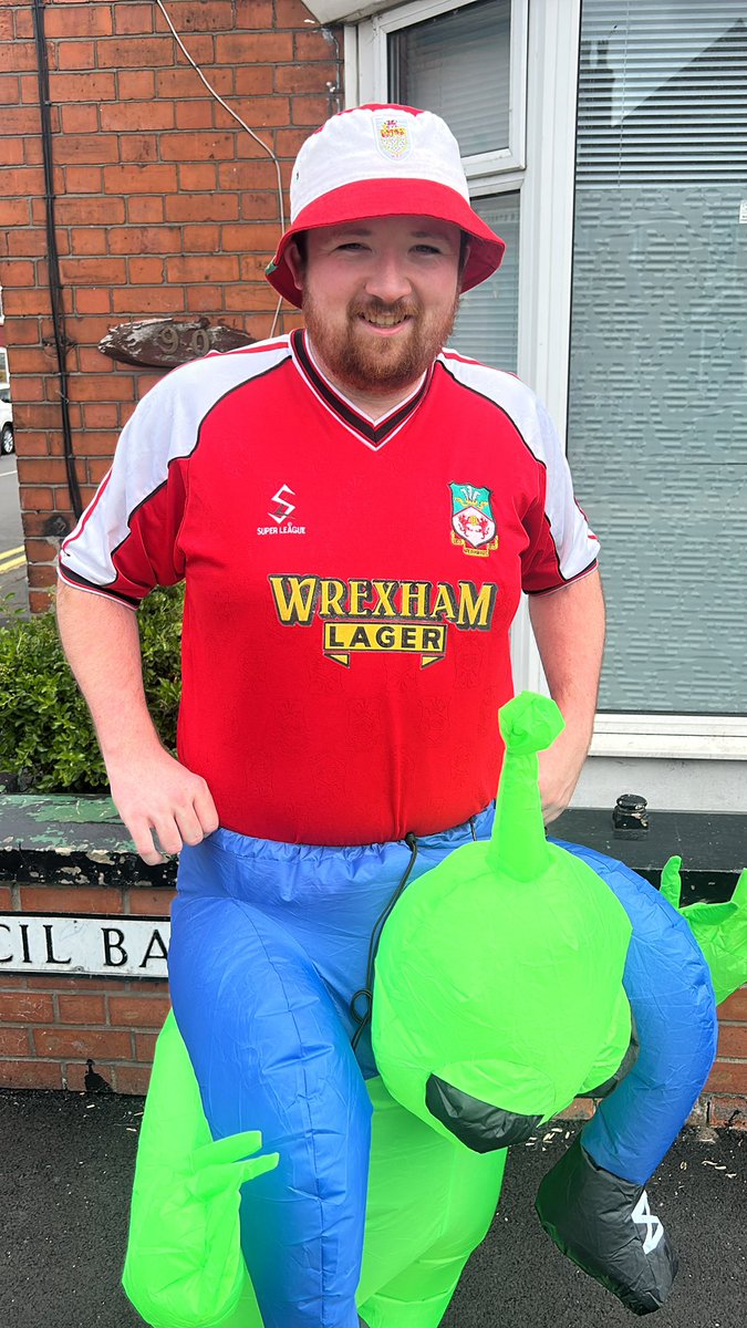 RhysOliver1999's tweet photo. @Wrexham_AFC Up the intergalactic reds! #WxmAFC https://t.co/N9C3V1Ff98