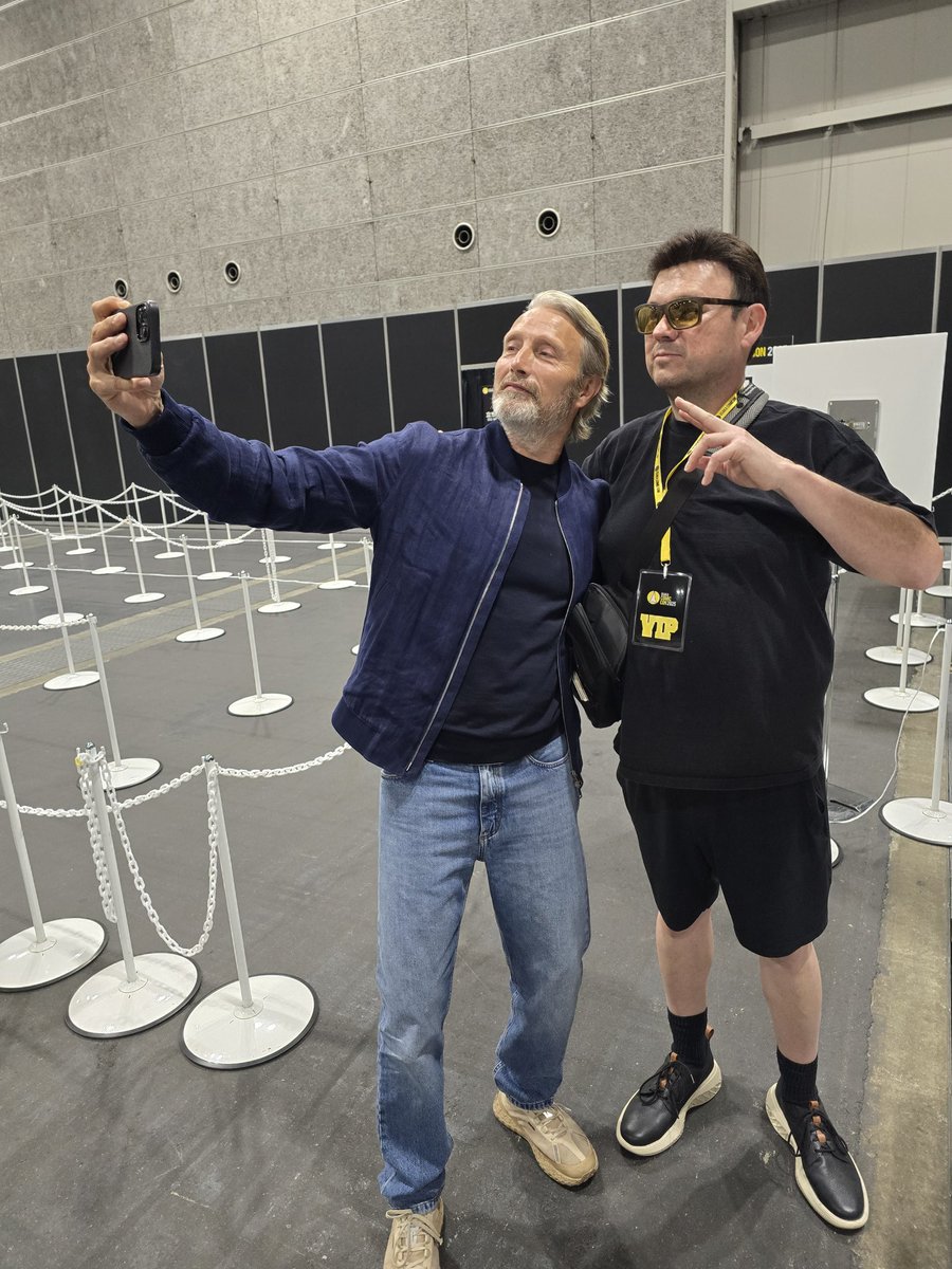 John (@JJA_III) here 4日（日）サイン or セルフィーが追加販売