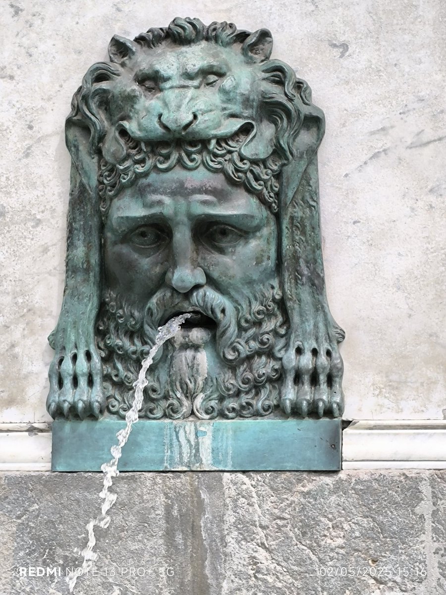 Sólo el ser humano sabe que tiene historia y mundo. Sólo él sabe de eternidad y finitud.