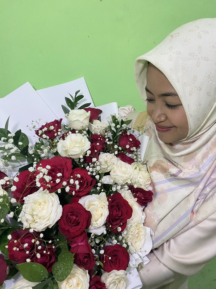 aymisaa_'s tweet photo. Jadi gini rasanya dikasih bunga mawar🥹 https://t.co/XcxWAdQ1Aw