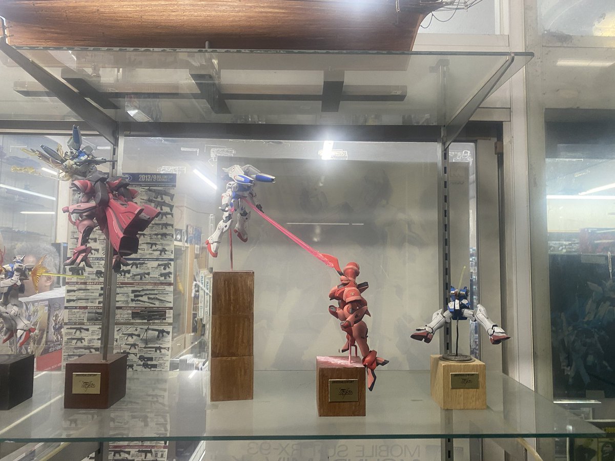 それはそうと、オタク仲間連中で旅行に行って、宿の近場でどっか良い飲み屋ねえかなってほっつき歩いてたら、町の小さな模型屋のディスプレイに「シュラク隊全戦死シーン集」が飾ってあるのに偶然遭遇するとかいうミラクルがあった。