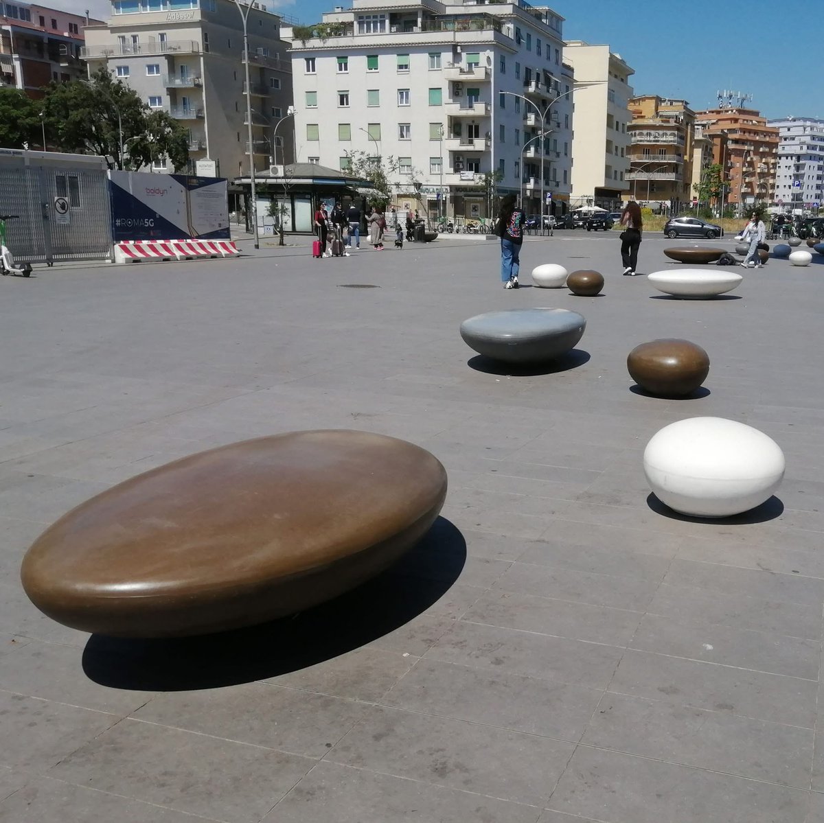 Stazione Tiburtina, piazzale Ovest.
Le idee brillanti della mia amministrazione 

Con l'arrivo del caldo, invece di mettere panchine o piantare alberi, abbiamo messo questi bei sassi metallici, così potrete bruciarci il culo in tutta serenità.