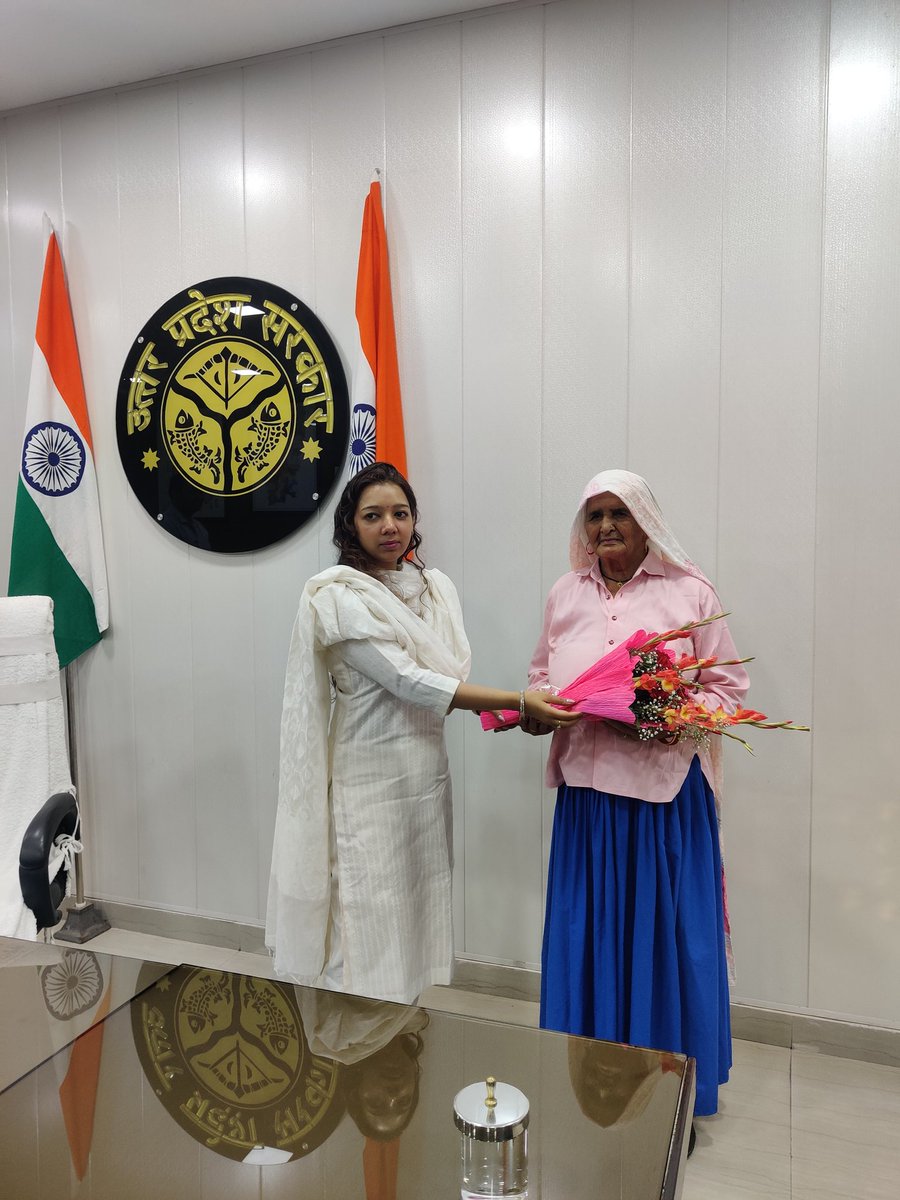 हमारे बागपत जिले की नई डीएम अस्मिता लाल जी जी का स्वागत किया 💐और उनसे मिलकर बहुत अच्छा लगा, कौन कहता है महिलाएं पीछे है .