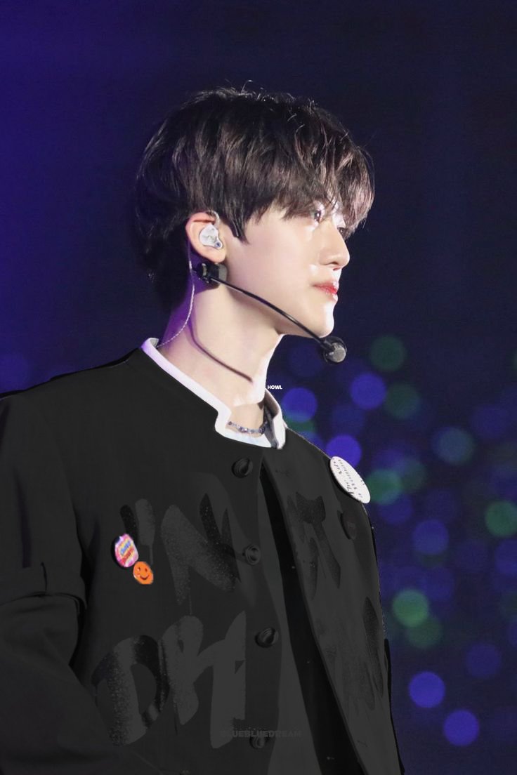 WlIIBU's tweet image. ⠀⠀⠀

Cue card diturunkan dan Gamaniel mengendarkan pandang untuk terakhir kalinya, “Dan dengan ini seluruh rangkaian acara REVÉLLE Debut Showcase : Reveal Your Wings resmi berakhir.” Ucapnya sambil menunduk kilas.

⠀⠀⠀