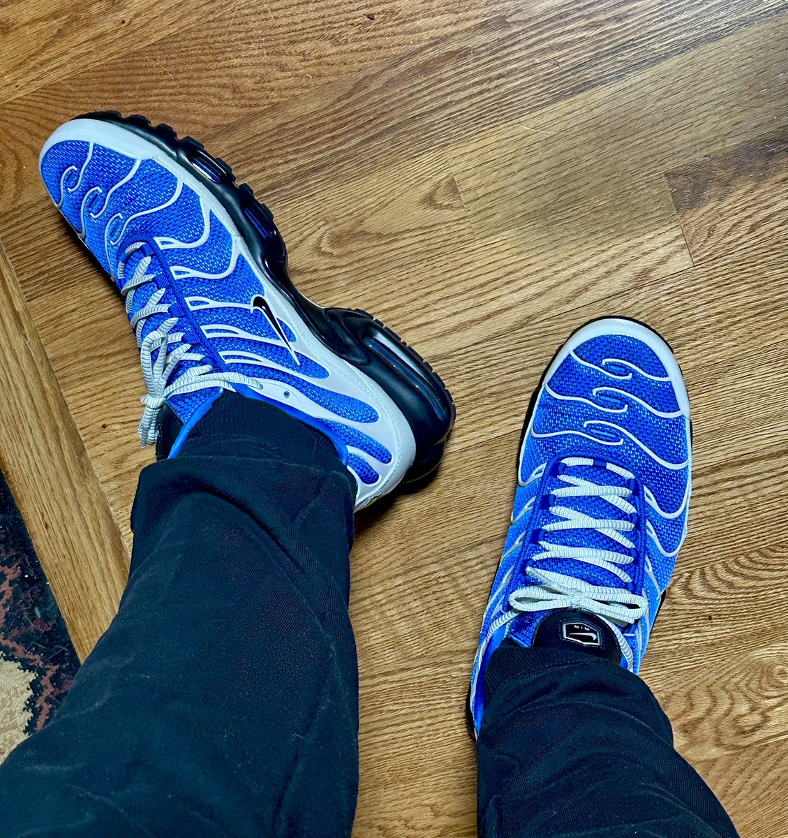 DJKingJam's tweet photo. Hitting the road for the weekend
Mood = 🖤💙
Outfit = Comfort
#kotd #StrangeMusic #Xraided #Nike #AirMaxPlus #YourSneakersAreDope https://t.co/cBoUkBvVTe