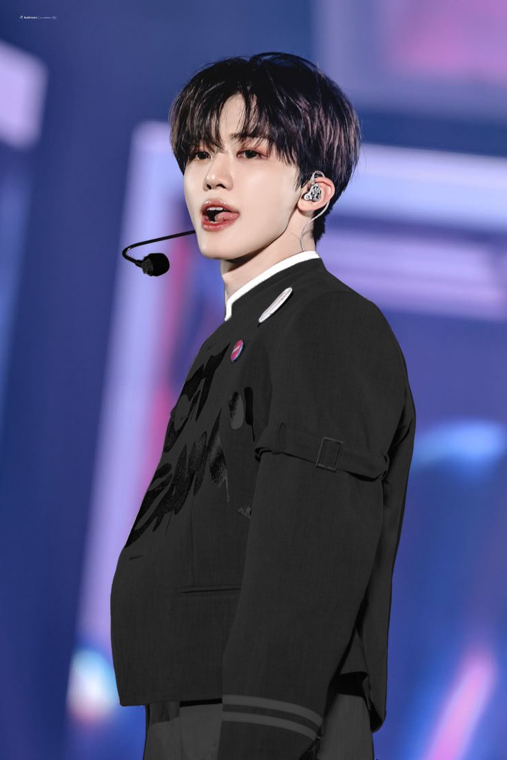 WlIIBU's tweet image. ⠀⠀⠀

“Terima kasih atas antusiasmenya, teman-teman! Saya Gamaniel Audirga pamit undur diri. Sampai bertemu di lain kesempatan!” Kakinya yang jenjang lantas berjalan meninggalkan panggung utama Istora Senayan Jakarta malam hari itu.

#FlywithREVELLE
END.

⠀⠀⠀