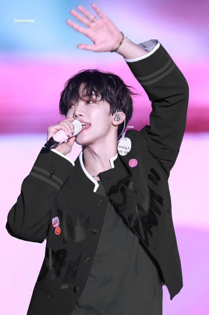 WlIIBU's tweet image. ⠀⠀⠀

“Terima kasih atas antusiasmenya, teman-teman! Saya Gamaniel Audirga pamit undur diri. Sampai bertemu di lain kesempatan!” Kakinya yang jenjang lantas berjalan meninggalkan panggung utama Istora Senayan Jakarta malam hari itu.

#FlywithREVELLE
END.

⠀⠀⠀