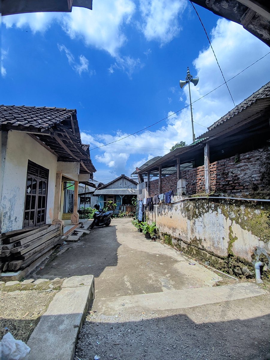 ningrum_srie's tweet photo. @tanyakanrl The power off gcam 😂 di era gempuran Ipong , ttep stay hp kentang 🤭 https://t.co/W7sxOqM1Pl