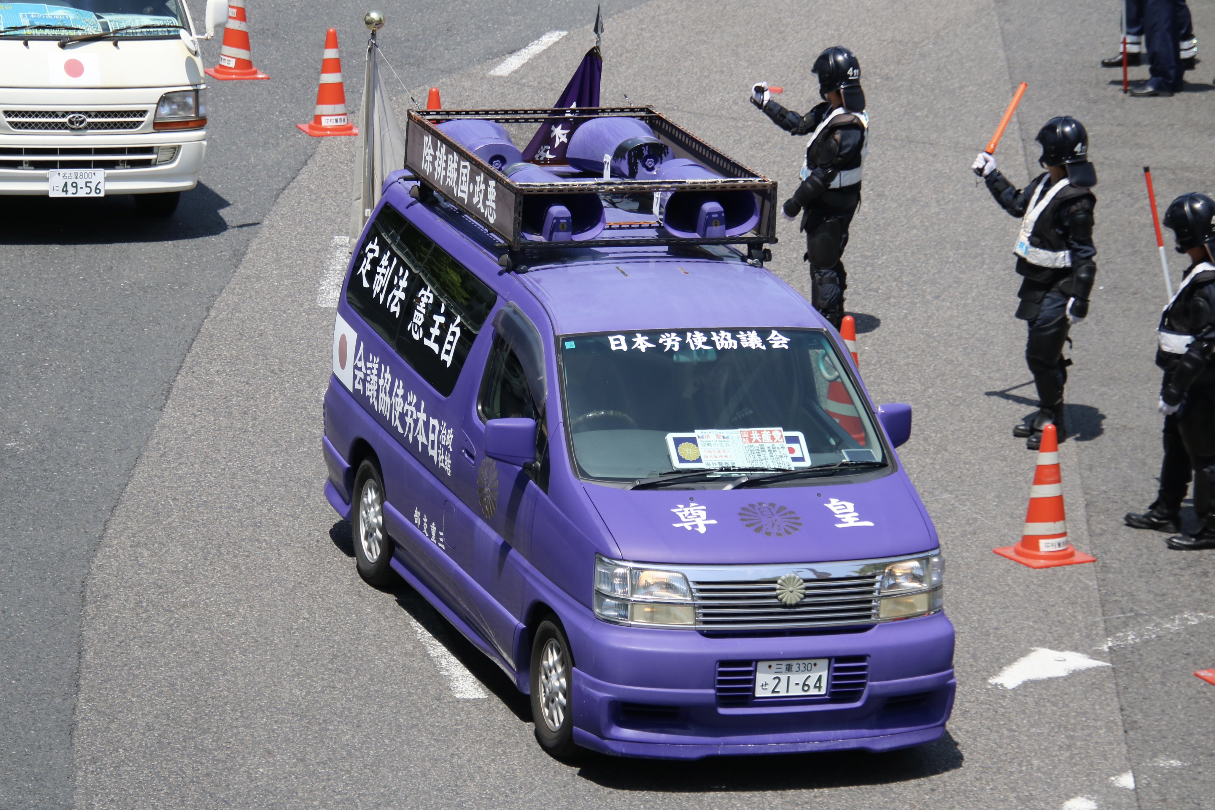 右翼街宣車エルグランド② 右翼街宣車エルグランド②