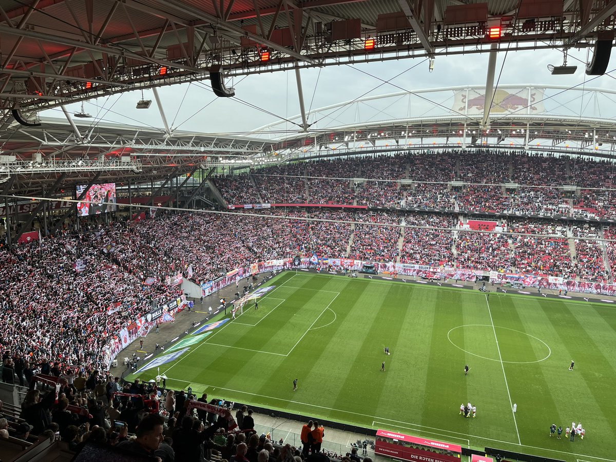 Volles Haus, No-Show-Rate gegen Null. Heute bemüht jeder nochmal die Dauerkarte #RBLFCB #RBLeipzig