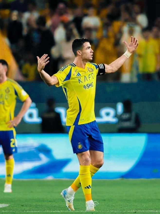 Cr7stianismo_'s tweet photo. 🚨Cristiano Ronaldo tiene una disputa con Majeed Al Juman, presidente de Al Nassr.

Termina contrato el próximo mes, con Chelsea y Al-Hilal como principales equipos interesados en fichar al portugués.

Su futuro está abierto. https://t.co/UaJQ4ogMPL