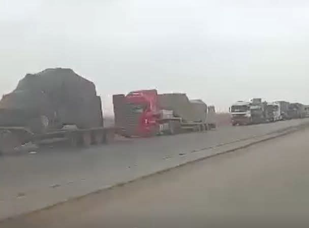 AhmadAlhameela's tweet photo. #Syria
A convoy of #US forces withdrew from the Al-Shaddadi base in Al-Hasakah, where more than 50 trucks loaded with weapons and equipment left for #Iraq. 
As for the Al-Omar and Conoco oil fields in #DeirEzzor, they are now completely empty of international coalition forces. https://t.co/2EWvDhcCHq