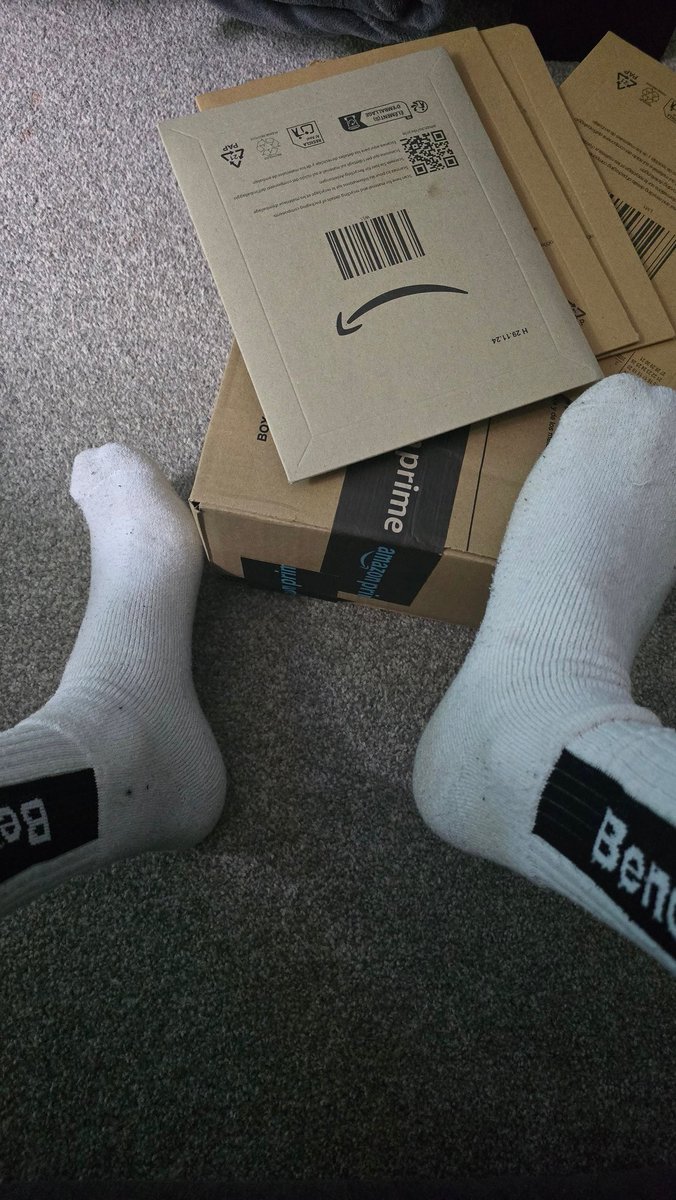 YourCashSir's tweet photo. Coming home to find gifts awaiting my smile 😏 https://t.co/jykNR4WpxA