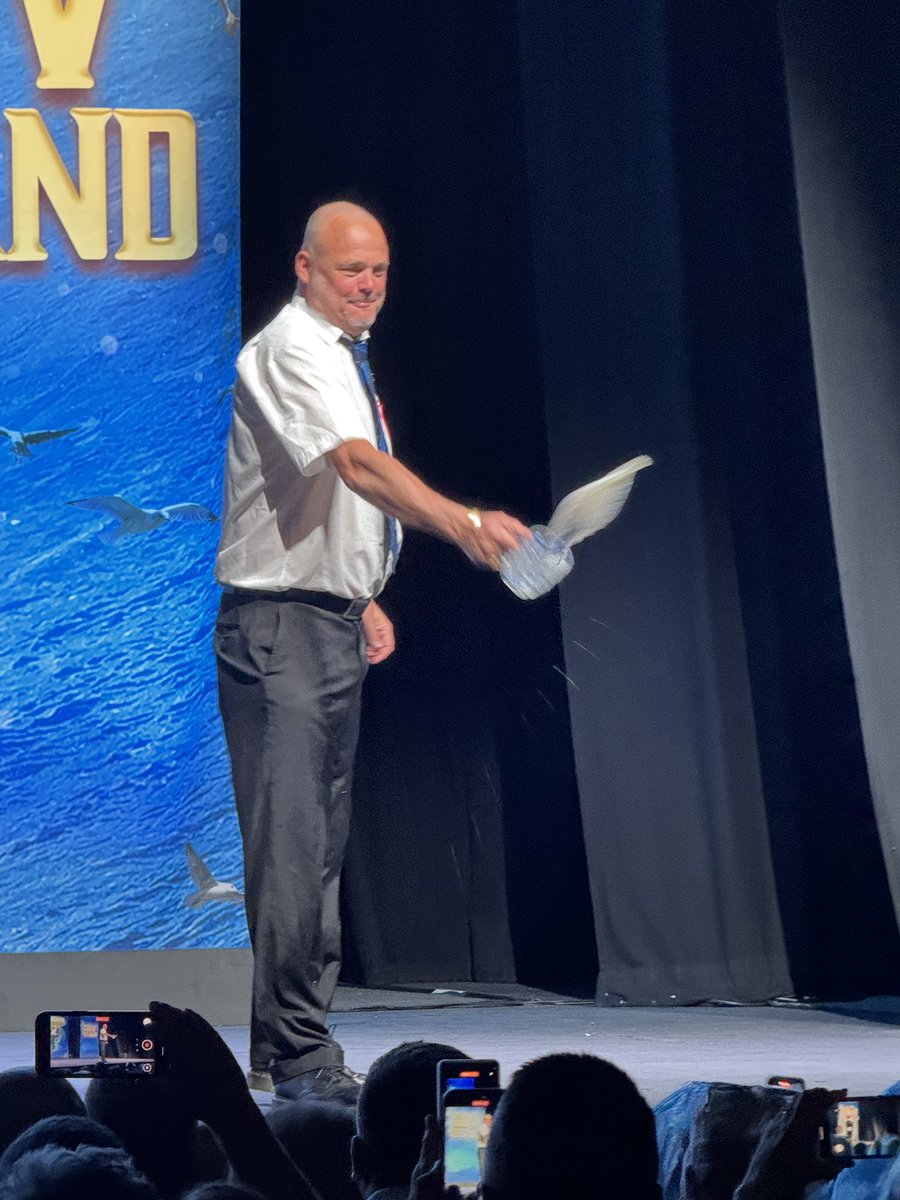 bomber_ant's tweet image. Just when I think @almurray has surpassed his comedy with being a bloody brilliant Historian & presenter with @WeHaveWaysPod @James1940 @GoalhangerPods
Me & @BraddersHoll went to see Pub Landlord #Guvisland in my backyard @SouthendTheatre Cliffs Pavillion & he reminded us what…