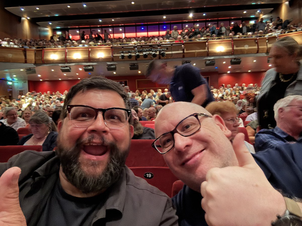 bomber_ant's tweet image. Just when I think @almurray has surpassed his comedy with being a bloody brilliant Historian & presenter with @WeHaveWaysPod @James1940 @GoalhangerPods
Me & @BraddersHoll went to see Pub Landlord #Guvisland in my backyard @SouthendTheatre Cliffs Pavillion & he reminded us what…