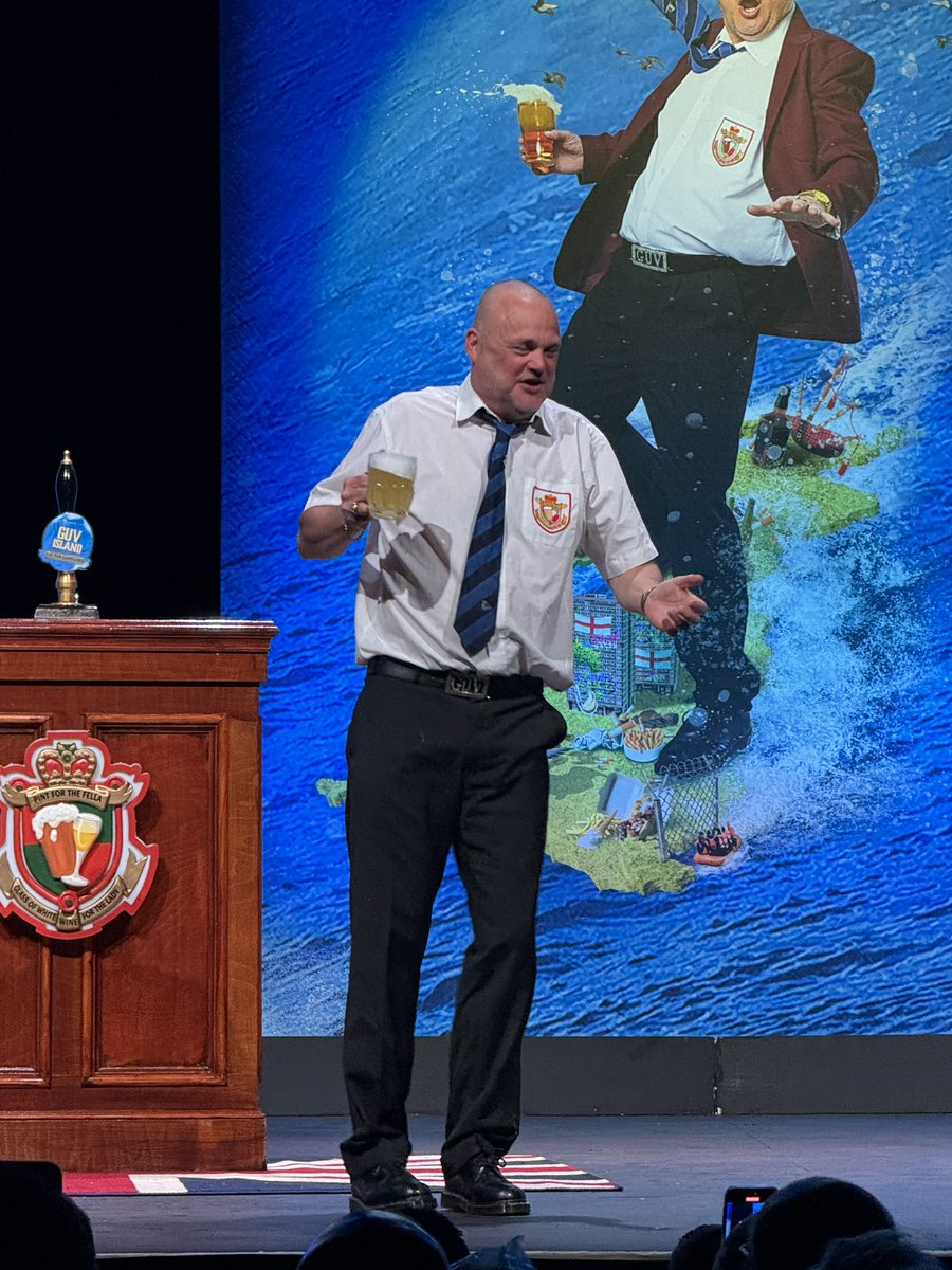 bomber_ant's tweet image. Just when I think @almurray has surpassed his comedy with being a bloody brilliant Historian & presenter with @WeHaveWaysPod @James1940 @GoalhangerPods
Me & @BraddersHoll went to see Pub Landlord #Guvisland in my backyard @SouthendTheatre Cliffs Pavillion & he reminded us what…
