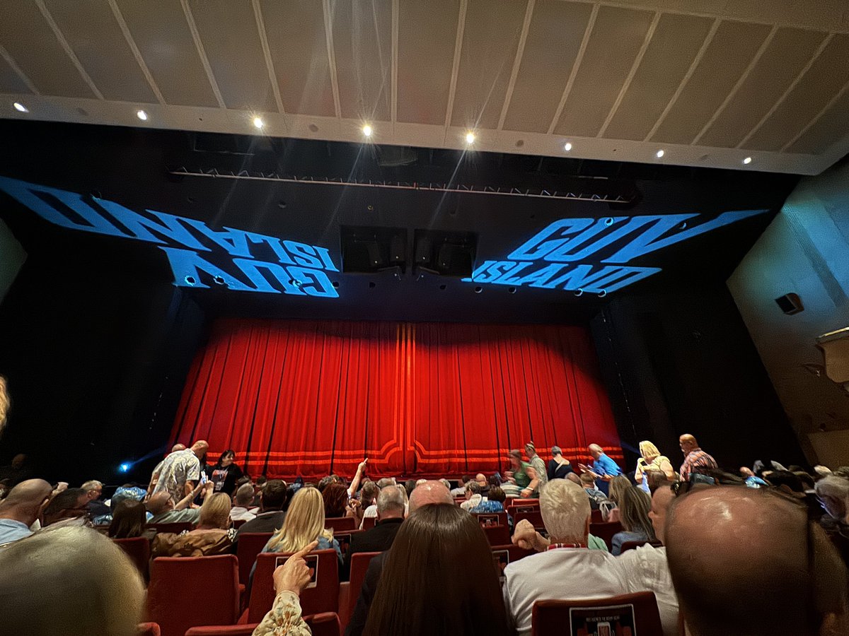 bomber_ant's tweet image. Just when I think @almurray has surpassed his comedy with being a bloody brilliant Historian & presenter with @WeHaveWaysPod @James1940 @GoalhangerPods
Me & @BraddersHoll went to see Pub Landlord #Guvisland in my backyard @SouthendTheatre Cliffs Pavillion & he reminded us what…