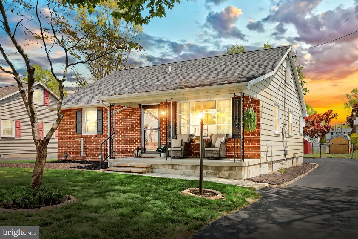 HomeInHanover's tweet photo. 18 Scott Street, Hanover, PA, 17331
4 bed | 2 bath 1476 Sq. Ft.
Active | 270000
https://t.co/TI2r2iivCh
This beautifully maintained brick Cape Cod offers the perfect blend of classic charm and modern updates. Featuring two bedrooms and a full bath on each floor, this flexible... https://t.co/3beFSEHpNh
