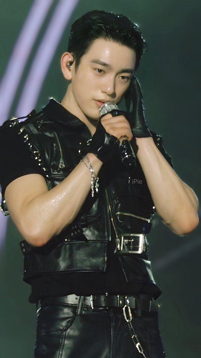 Our <a href="/JINYOUNG/">박진영</a> is handsome. 😘

 #GOT7_NESTFESTinBKKDay2