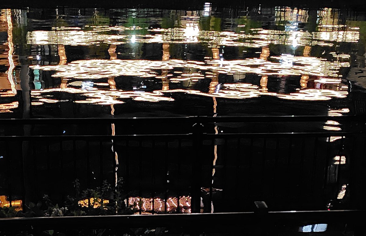 残業帰りにみる、揺蕩う川面。
見飽きない動き✨
今日も午前様になるかな。