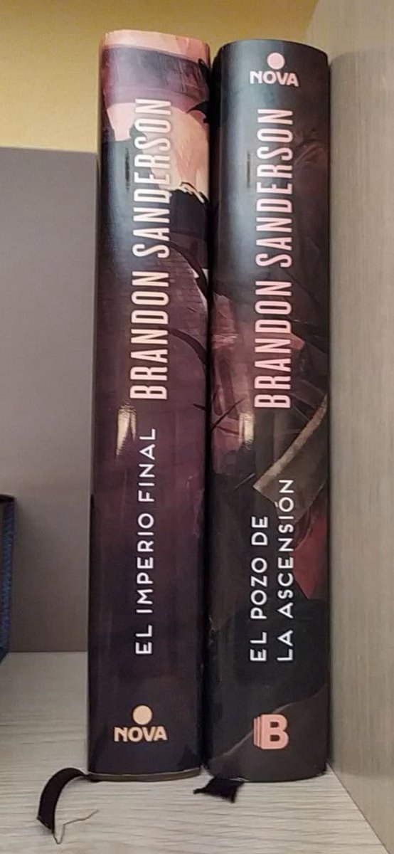 asocializando's tweet photo. @Cosmere16Pod Me refiero a lo de que en la nueva edición del volumen 1 pone Mistborn trilogía Original, mientras que en las ediciones anteriores del resto de volúmenes pone Nacidos de la Bruma (Mistborn II).
Ya están los 3 volúmenes con el formato nuevo.
Lo que digo de los cantos es: https://t.co/Zp5EWNWFXB