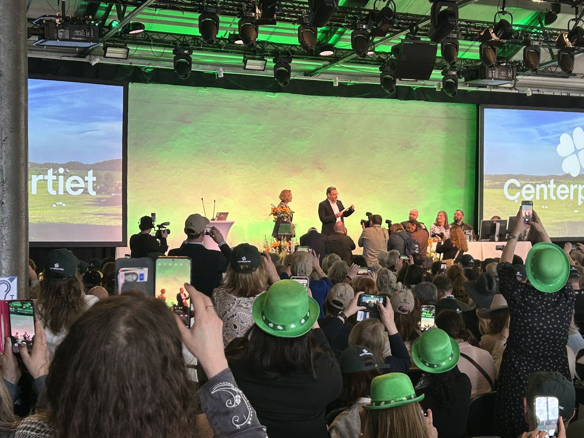 Anna-Karin Hatt har som väntat valts till ny ledare för Centerpartiet på partiets extrastämma.