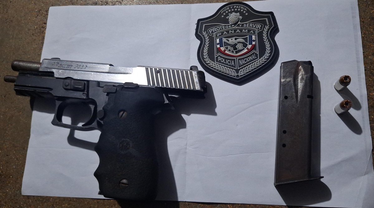 policiadepanama's tweet photo. #Colón | Mediante acciones operativas en el sector de Custory, ubicamos un arma de fuego tipo pistola, calibre 40 mm, con dos municiones sin detonar. #SinTregua https://t.co/RHZZnVAPRY