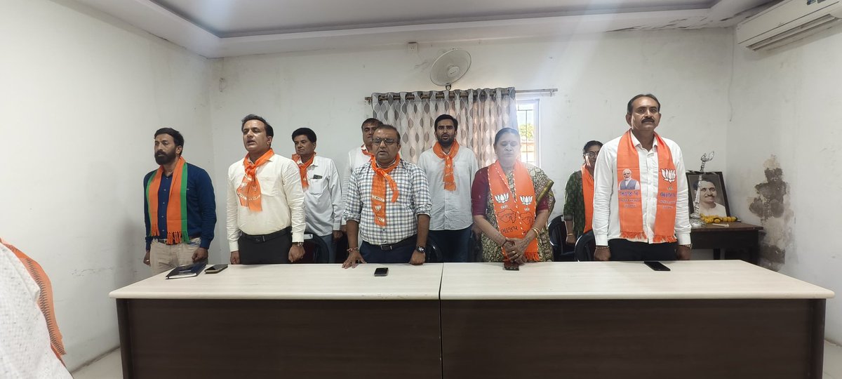 mrpithiya's tweet photo. આજરોજ ગીરસોમનાથ જિલ્લાના વેરાવળ ખાતે વેરાવળ તાલુકામાં આવતી નદીઓના વિકાસ માટે દેવકા નદી જળસંચય રીવરફ્રન્ટ વિકાસ સમિતિની બેઠક યોજાઈ.
આ બેઠકમાં નદીના કાંઠાના વિસ્તારોમાં સફાઈ અભિયાન, વૃક્ષારોપણ, રિવરફ્રન્ટ ડેવલોપમેન્ટ અને જળસંચય વધારવા માટેના પ્રસ્તાવ પર ચર્ચા થઈ. https://t.co/6IrbC2g1yK