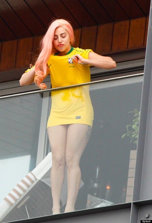 Lady Gaga apareceu na sacada do Copacabana Palace trajando as cores das casas imperiais dos colonizadores e uniforme oficial do fascismo. Dia triste para a música e pra democracia.