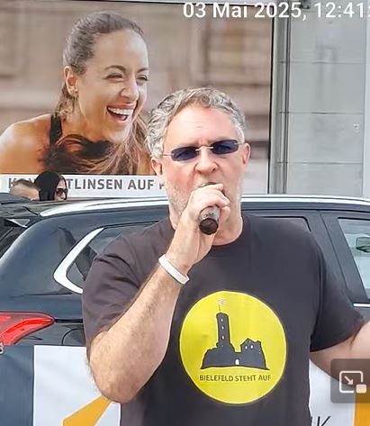 JanCosifuntute's tweet photo. @Heimarbeit5 Sogar die Werbung im Hintergrund lacht über den Redner und seinem Gelaber! https://t.co/UvfUnWm0Cq