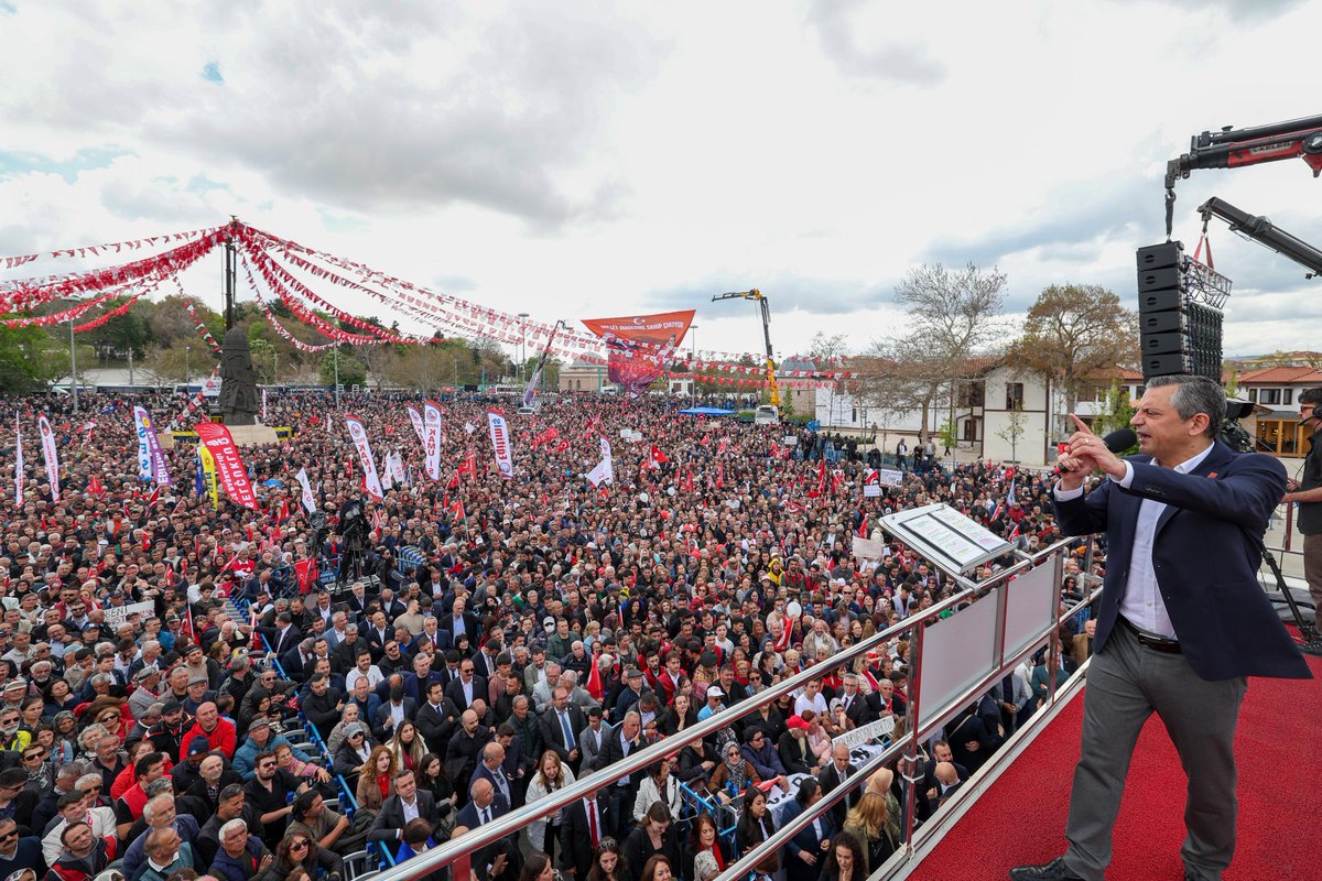 Bugün Konya tarihinin en büyük buluşmalarından birinde, Anadolu’nun vicdanına sığındık.

Dolmaz denilen meydanları dolduran, hiçbir partinin değil milletin kalesi olan Konya’nın mert insanlarına teşekkür ediyorum.

“Seçimle geldim, seçimle gitmem” diyenlere Mevlana’nın sözleriyle