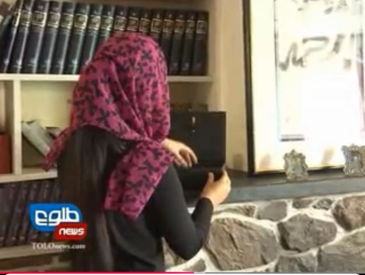 من بیست و‌یک ساله، ۱۴ سال پیش با محترم مسعود خلیلی؛ در خانه آبایی استاد خلیل الله خلیلی در برنامه ای که به مناسبت سالیاد استاد تهیه کرده بودم. روح شان شاد باد! 

#استاد_خلیلی