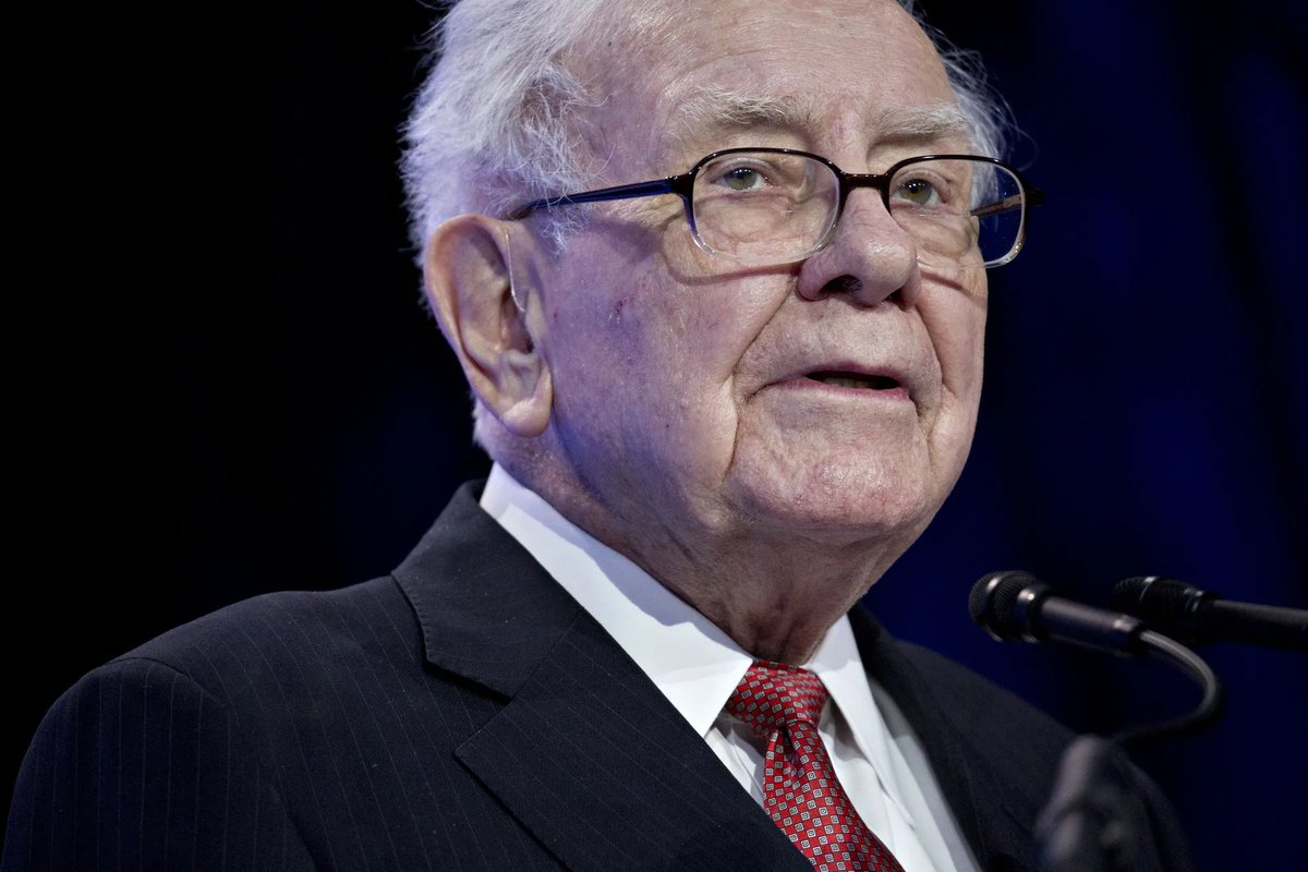 🇺🇸 BREAKING: WARREN BUFFETT IS RETIRING  AFTER 60 YEARS AT THE TOP

After six decades of making billions look easy, 94-year-old Warren Buffett is finally stepping down as CEO of Berkshire Hathaway.

The guy turned a struggling fabric company into a $1.16 trillion empire that owns