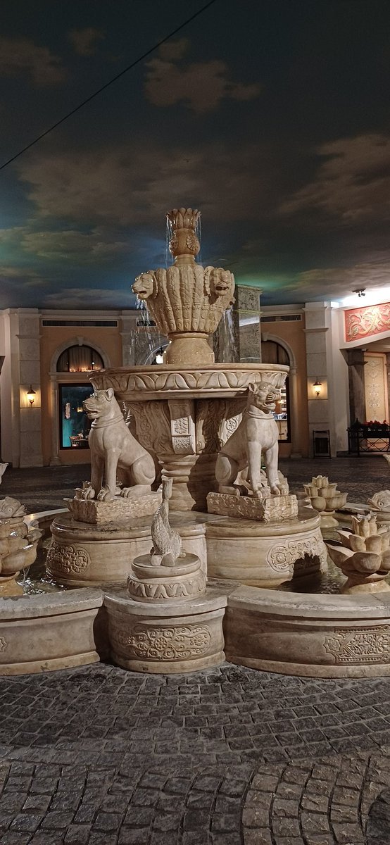 Orta Doğu’nun en büyük alışveriş merkezi, Tahran’ın gözdesi.

İran Mall/Tahran