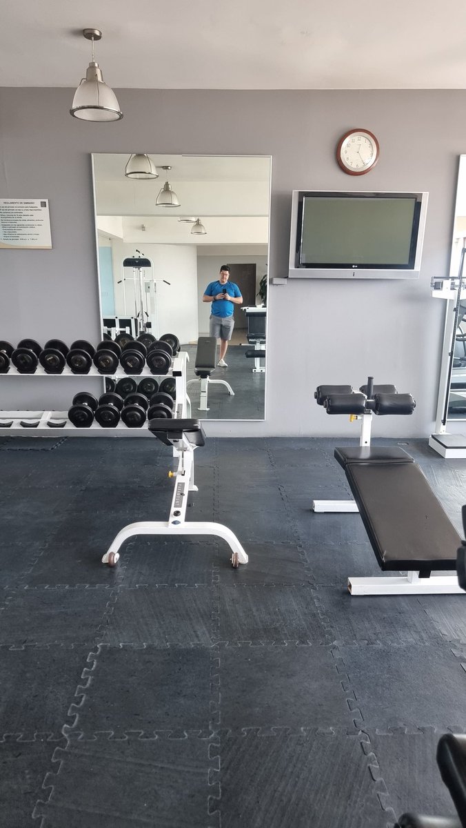 OrtegaGuillermo's tweet photo. Primera vez que voy a un gimnasio de hotel, y la verdad me sorprendió, pocas máquinas pero muy versátiles, una sola máquina era para pecho acostado, reclinado y press de hombro, y así todas mínimo doble función, sacan del apuro https://t.co/tiwKsMdveX