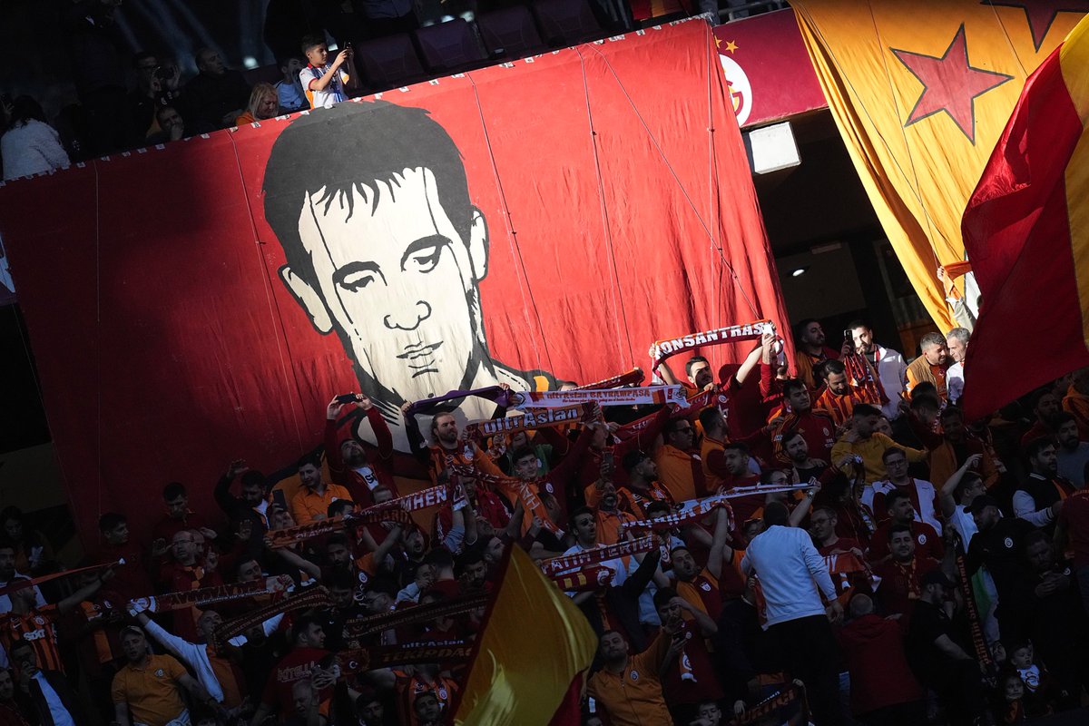 GalatasaraySK's tweet photo. Aylardan Mayıs, tribünlere vuran güneş… ☀️

#KONSANTRASYON 🤜🤛 https://t.co/4MKcENXZxq