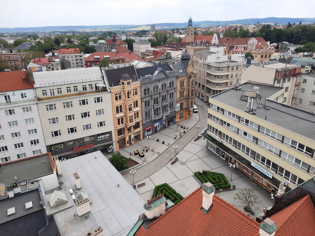Pozdrowienia z Opawy, najpiękniejszego miasteczka Śląska. Najlepiej przyjechać tu w sobotę, bo można wejść na ratuszową wieżę (dorośli 40 koron,  bajtle 20 koron). A jak ktoś leniwy, to na 4 piętro dowozi winda😊 #Śląsk <a href="/CZinWarsaw/">Czech Embassy in Warsaw</a> <a href="/PLinCzechia/">PLinCzechia</a> <a href="/Slazagpl/">ŚLĄZAG</a>