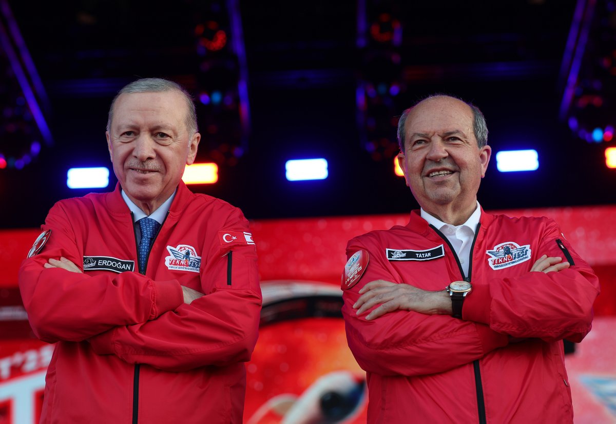 Cumhurbaşkanı Recep Tayyip Erdoğan ve KKTC Cumhurbaşkanı Ersin Tatar’dan #TEKNOFEST pozu.