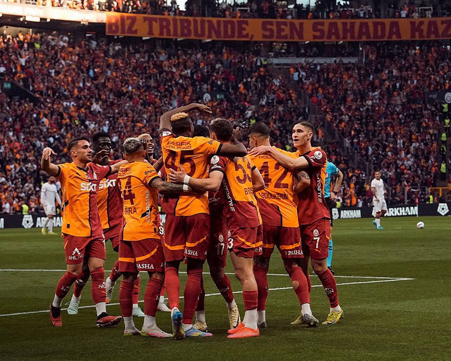 Sen bana müjde misin, umut musun sevgili?
Kim demiş; geçti mevsim, ufukta göründü kar
Bu kaçıncı bahar, sakın sorma sevgili
Benim yorgun gönlümde aşkının telaşı var