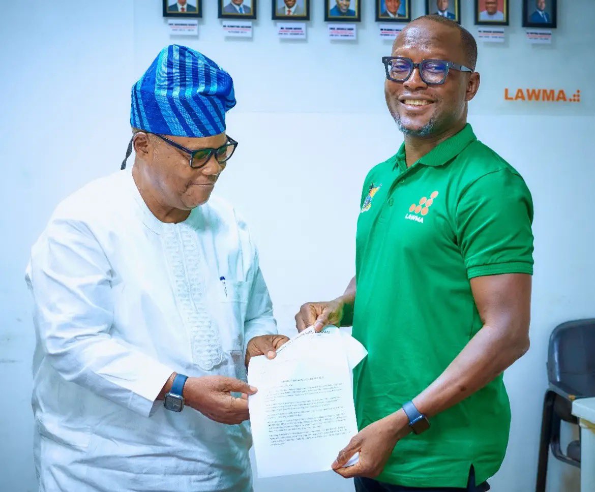 Lawma_gov's tweet photo. Yesterday at the LAWMA HQ, we welcomed a remarkable gesture of support from the Lee Group of Companies—a 7.5 million naira donation towards the purchase of 100 smart recycling bins.

This donation not only strengthens our recycling infrastructure but also reinforces LAWMA’s https://t.co/Puy6VV3zo3